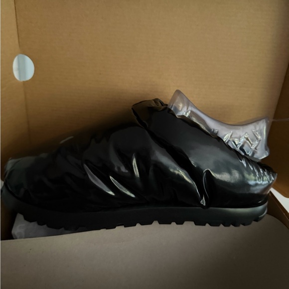 UGG SLIPPERS, Spacesliders, size 8 women - Picture 5 of 8